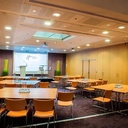 Holiday Inn Express Paris-Canal De La Villette By Ihg-3